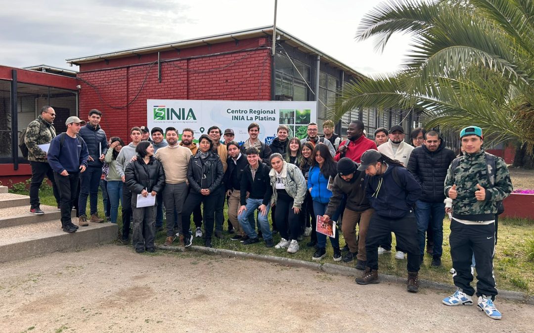 Proyecto piloto: cerca de 300 agricultores y estudiantes de la Región Metropolitana son capacitados por INIA La Platina y  su Programa de Encuentros Tecnológicos